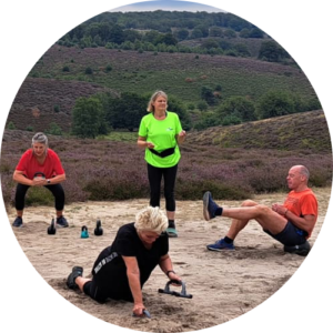 Slow Power les in de zomer, op het zand tussen de bloeiende heide